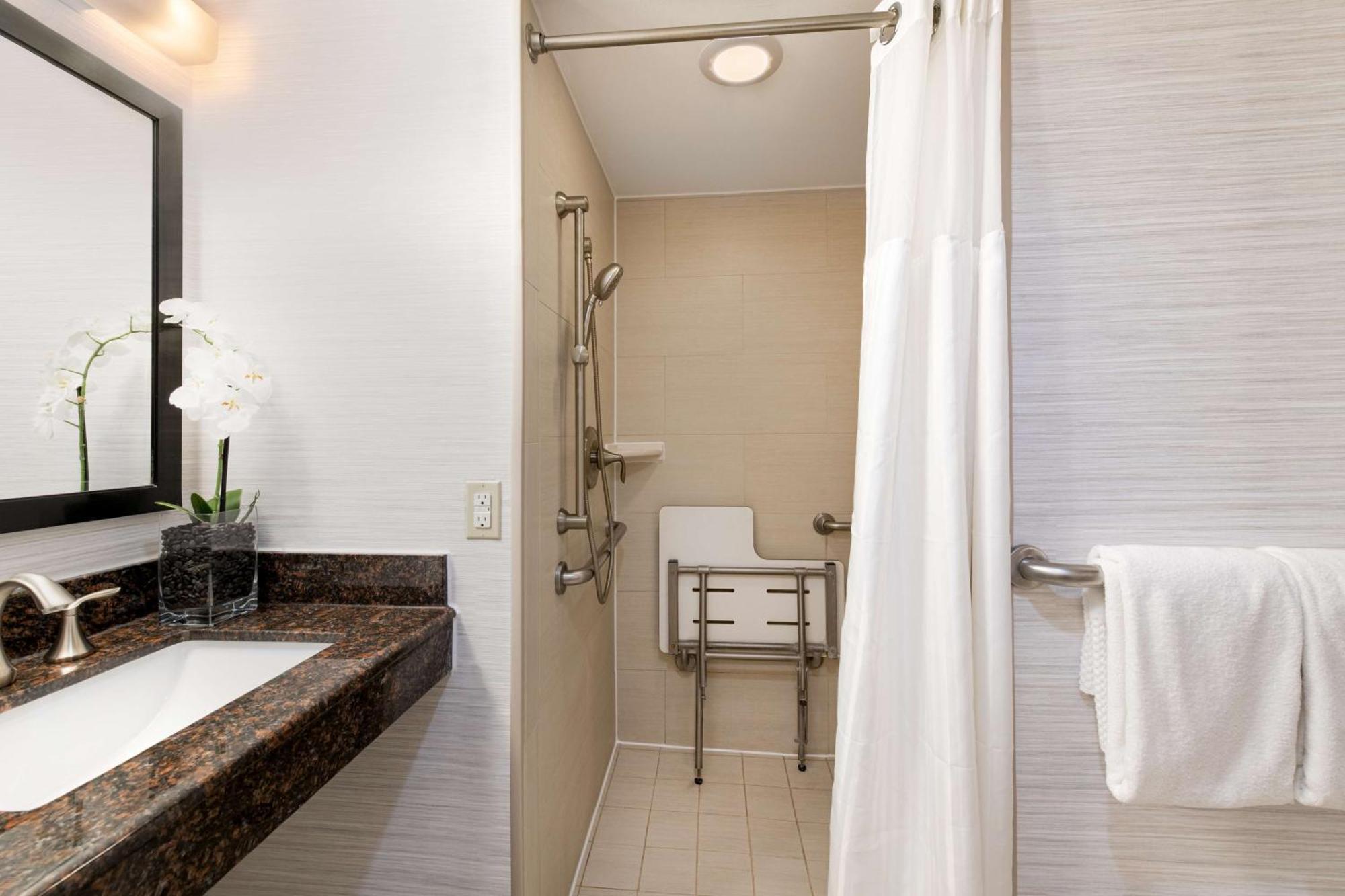 Doubletree By Hilton Hotel Denver - Thornton Exterior photo